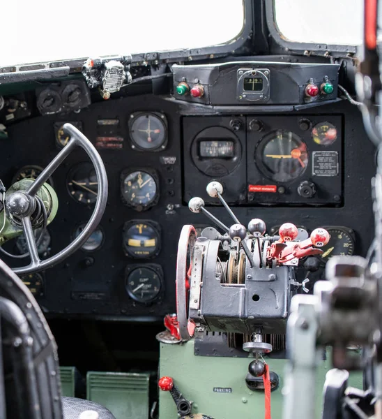 York, uk - 6. august 2019: ww2 douglas dakota iv c-47b cockpit shot von innen an einem strahlend sonnigen tag — Stockfoto