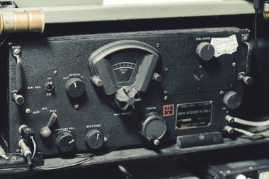 York, Uk - 6 Ağustos 2019: Douglas Dakota IV uçağının içinde bir radyo alıcısı bc-348-r ekranda