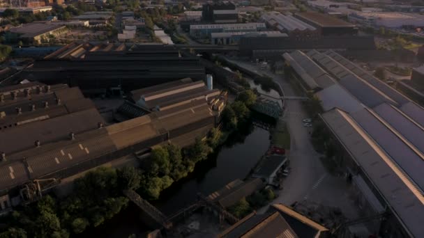 Шеффілд, Великобританія-13 серпня 2019: повітряні кадри з Показати Шеффілд міста, Південний Йоркшир, Великобританія на заході сонця — стокове відео
