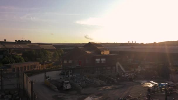 Sheffield, Velká Británie-13. srpna 2019: vzdušné odhalení Sheffielského města v jižním Yorkshiru, UK při západu slunce za průmyslovou budovou — Stock video