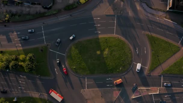 Luchtopnames bij zonsondergang van het verkeer rond een rotonde in Sheffield, South Yorkshire, UK — Stockvideo