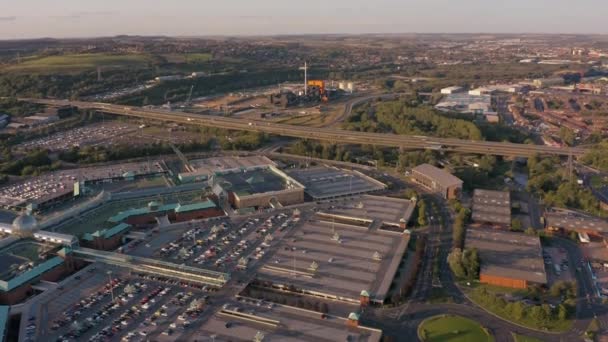 SHEFFIELD, Reino Unido - 13 DE AGOSTO DE 2019: Revelación vertical aérea de la M1 y Meadowhall en Sheffield, Yorkshire del Sur, Reino Unido durante Sunset — Vídeos de Stock