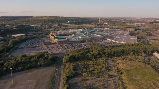 SHEFFIELD, Royaume-Uni - 13 AOÛT 2019 : Révélation verticale aérienne de la M1 et de Meadowhall à Sheffield, Yorkshire du Sud, Royaume-Uni pendant le coucher du soleil — Video