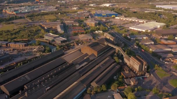 Sheffield, UK - 13. August 2019: Luftaufnahmen von Sheffields Industriegebäuden bei Sonnenuntergang — Stockvideo