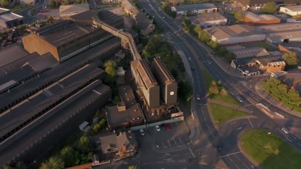 Sheffield, Wielka Brytania-13 sierpnia 2019: film z lotu ptaka w budynkach przemysłowych o zachodzie słońca — Wideo stockowe