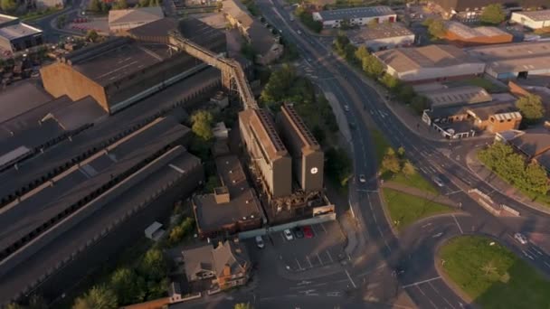 Sheffield, İngiltere - 13 Ağustos 2019: Sheffields Sanayi binalarının gün batımında havadan çekilmiş görüntüleri — Stok video