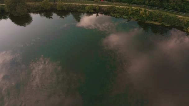 Lindas imagens aéreas do pôr do sol do Rural English Countryside no verão — Vídeo de Stock