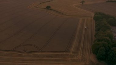 Çiftçiler buğday tarlaları hasat olarak Epik manzara manzaraları gösteren Kırsal İngilizce Kırsal Güzel hava günbatımı