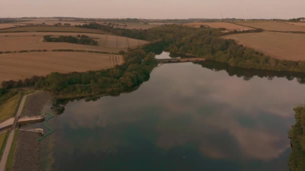 美丽的空中日落在乡村英国乡村显示史诗般的景观，农民收获麦田 — 图库视频影像