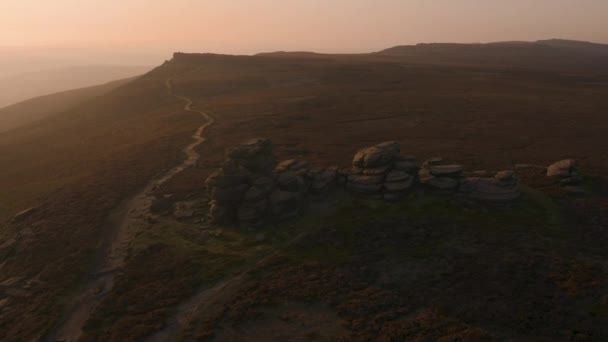Belo pôr do sol sobre as pedras da roda - Peak District National Park, Reino Unido — Vídeo de Stock