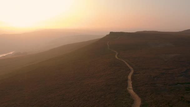 Luchtopnames van Derwent Edge tijdens zonsondergang in het Peak District National Park — Stockvideo