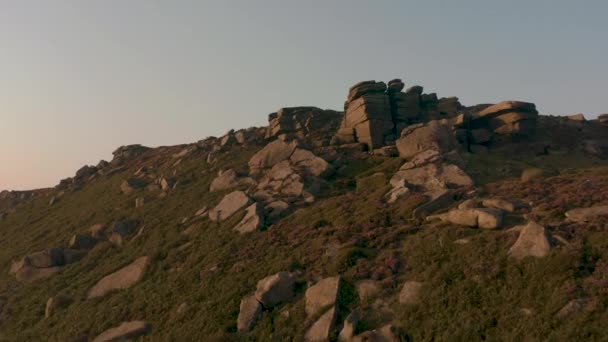 Images aériennes de roches naturelles à Derwent Edge pendant un magnifique coucher de soleil 