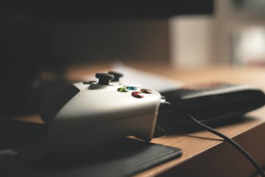 Sheffield, Uk - 7 Temmuz 2019: Xbox One Controller bir masanın üzerinde güneş ışığında ekranda