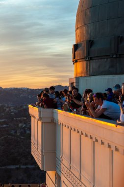 La, Abd - 3 Kasım 2018: Ünlü Griffith Gözlemevi'nin tepesindeki turistler altın gün batımının fotoğraflarını çekiyor