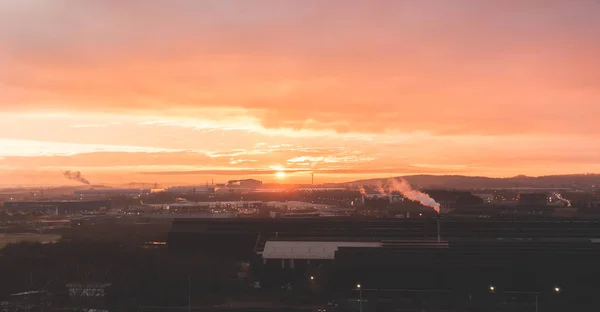 Sheffield, South Yorkshire, Verenigd Koninkrijk-vroege koude en ijzige zonsopgang boven de stad — Stockfoto