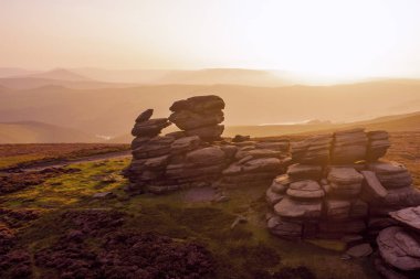 Peak District Milli Parkı Derwent Edge yakınlarında bulunan Tekerlek Taşlar üzerinde güzel gün batımı, Derbyshire, İngiltere