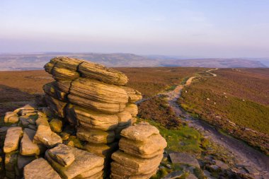 Peak District Milli Parkı Derwent Edge yakınlarında bulunan Tekerlek Taşlar üzerinde güzel gün batımı, Derbyshire, İngiltere