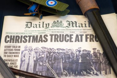 Doncaster, İngiltere - 28 Temmuz 2019: Noel Ww1'den geçici ateşkesi gösteren gazete. Daily Mail 31 Aralık 1914