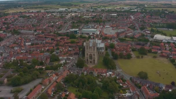 Luchtfoto van Beverley Minster en de omringende stad in East Yorkshire, UK-2019 — Stockvideo