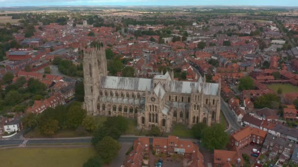 Flygvy över Beverley Minster och den omgivande staden i East Yorkshire, UK-2019 — Stockvideo