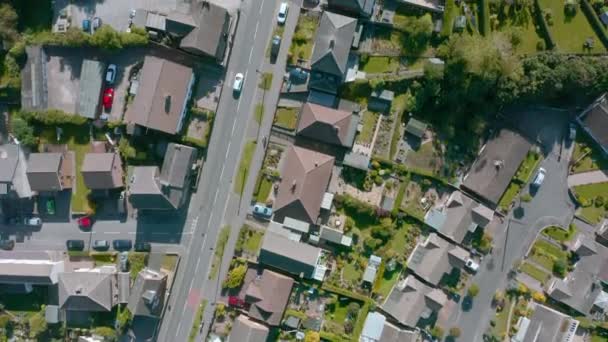 Luftaufnahme der Schildstadt über dem Stadtrand in der Nähe des Gräberparks - Herbst 2019 — Stockvideo