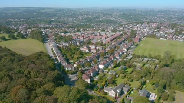 Vista aérea de la ciudad de Sheffield sobre las afueras cerca de Graves Park - Otoño 2019 — Vídeos de Stock