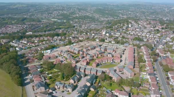 Graves Park yakınlarındaki eteklerinde Sheffield şehrinin havadan görünümü - Sonbahar 2019 — Stok video