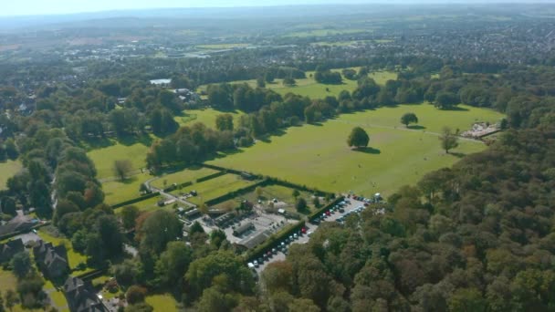 Az elővárosi kilátás Sheffield város fölött a Graves Park mellett-2019 ősz — Stock videók