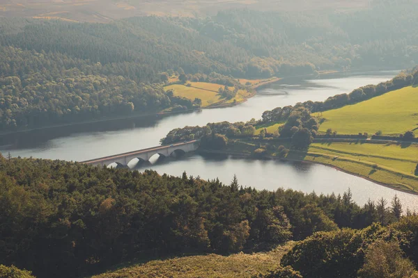 View of the Ladybower Reservoir, Ashopton Viaduct, and Crook Hill in the Derbyshire Peak District National Park, England, UK — Stock Photo, Image