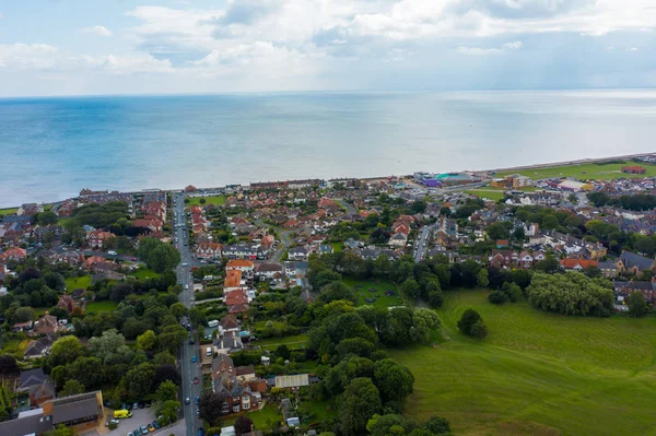 Vista aérea de los edificios y la mera en la ciudad costera de Hornsea durante el verano de 2019 —  Fotos de Stock