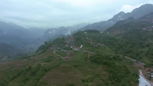 Filmagem aérea de drones de terraços de arroz em Sapa, Vietnã do Norte - outubro 2019 — Vídeo de Stock