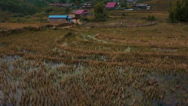 Luchtfoto Drone beelden van Cat Cat Village bij Sapa in Noord-Vietnam - oktober 2019 — Stockvideo
