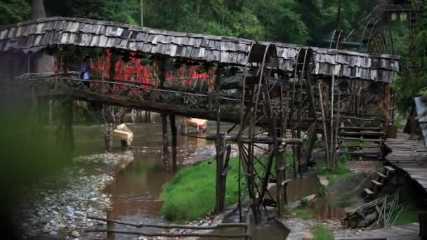 Знамениті котячі водяні колеса Північного В "єтнаму кружляють у річці в спекотний день осені. — стокове відео