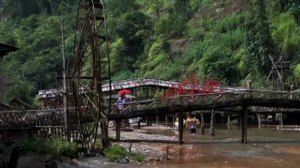 Διάσημοι Cat Waterwheels στο Βόρειο Βιετνάμ κλώση στο ποτάμι σε μια ζεστή μέρα το φθινόπωρο — Αρχείο Βίντεο