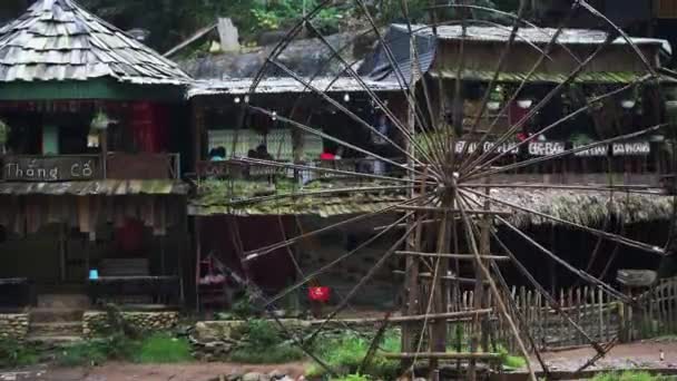 A turisták esznek néz a híres Cat Waterwheel pörgés — Stock videók