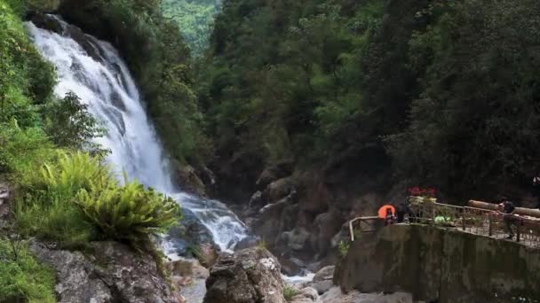 Turistler fotoğraflarını şelalenin yanında çektirmek için Kuzey Vietnam 'daki Kedi Köyü' ne akın ediyorlar. — Stok video