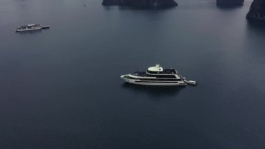 Ha Long Körfezi 'nin hava aracı görüntüleri ve gemiler Ekim 2019' da Sunrise 'da körfezde.