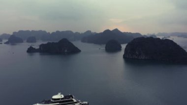 Ha Long Körfezi 'nin hava aracı görüntüleri ve gemiler Ekim 2019' da Sunrise 'da körfezde.
