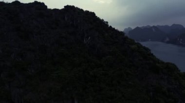 Ha Long Körfezi 'nin hava aracı görüntüleri ve gemiler Ekim 2019' da Sunrise 'da körfezde.