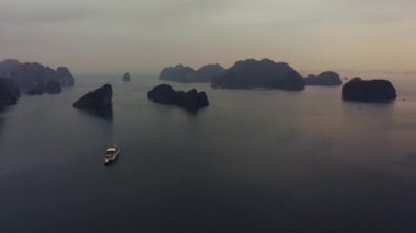 Ha Long Körfezi 'nin hava aracı görüntüleri ve gemiler Ekim 2019' da Sunrise 'da körfezde.