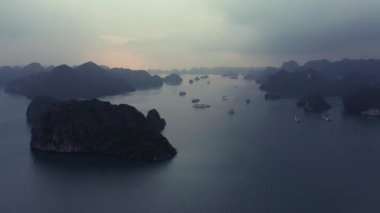 Ha Long Körfezi 'nin hava aracı görüntüleri ve gemiler Ekim 2019' da Sunrise 'da körfezde.