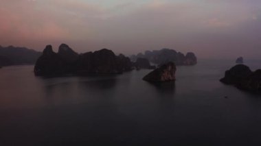 Ha Long Körfezi 'nin hava aracı görüntüleri ve gemiler Ekim 2019' da Sunrise 'da körfezde.