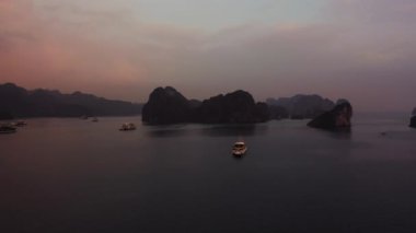 Ha Long Körfezi 'nin hava aracı görüntüleri ve gemiler Ekim 2019' da Sunrise 'da körfezde.