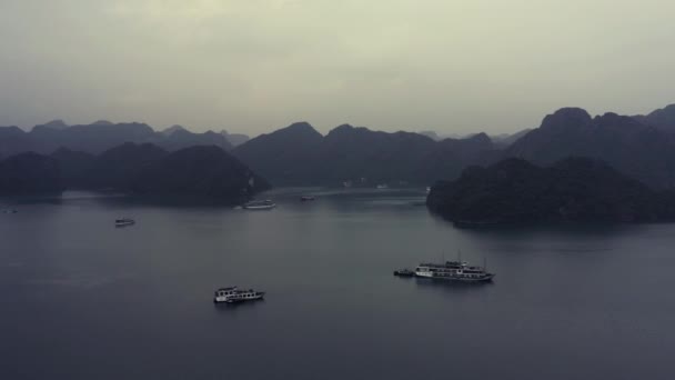 Imagens aéreas do drone de Ha Long Bay e navios na baía de Sunrise em outubro de 2019 — Vídeo de Stock