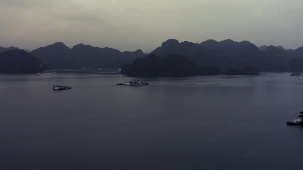 Drohnenaufnahmen von einer langen Bucht und Schiffen in der Bucht bei Sonnenaufgang im Oktober 2019 — Stockvideo