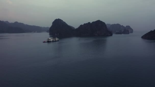 Zdjęcia dronów z Ha Long Bay i statków w zatoce o wschodzie słońca w październiku 2019 r. — Wideo stockowe