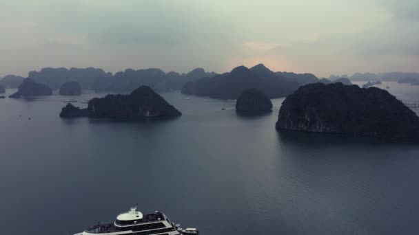 Aerial drone footage of Ha Long Bay and ships in the bay at Sunrise in October 2019 — ストック動画