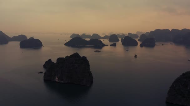 Filmati aerei di droni di Ha Long Bay e navi nella baia all'alba di ottobre 2019 — Video Stock