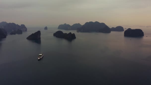 Ha Long Körfezi 'nin hava aracı görüntüleri ve gemiler Ekim 2019' da Sunrise 'da körfezde. — Stok video