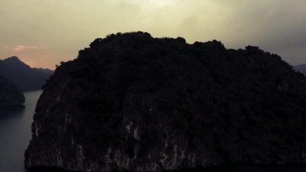 Légi felvétel Ha Long Bay-ről és a hajókról az öbölben napfelkeltekor 2019 októberében — Stock videók